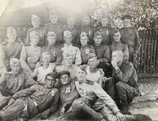 После окончания войны с 1945 по 1947 восстанавливал железную дорогу на территории нынешней Белоруссии. Вернулся домой в г.Балей в 1947 году где работал проходчиком в шахте.
