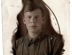 Шелковников Константин Иванович (1918-1943). В 1941 г. ушел добровольцем на фронт. Пропал без вести под Сталинградом. Его однополчанин сообщил в письме в феврале 1945 г, что служил с ним в одной части под Сталинградом.
