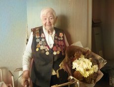 Саломатина Варвара Петровна (1924-2017). В 18 лет ушла на фронт. Была санитаркой в госпитале 3-го Белорусского фронта, службу закончила старшей сестрой-хозяйкой. В День Победы служила в госпитале Чехословакии. Фото прислала А.Рыжова