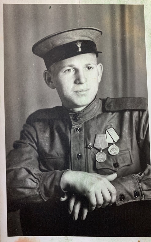 Долгих Александр Петрович (1924-1987). Призван 18 февраля 1943 г. С 4 мая 1943 в составе 15 отдельного железнодорожного батальона прокладывал новые и восстанавливал разрушенные участки железной дороги при наступлении советской армии.
