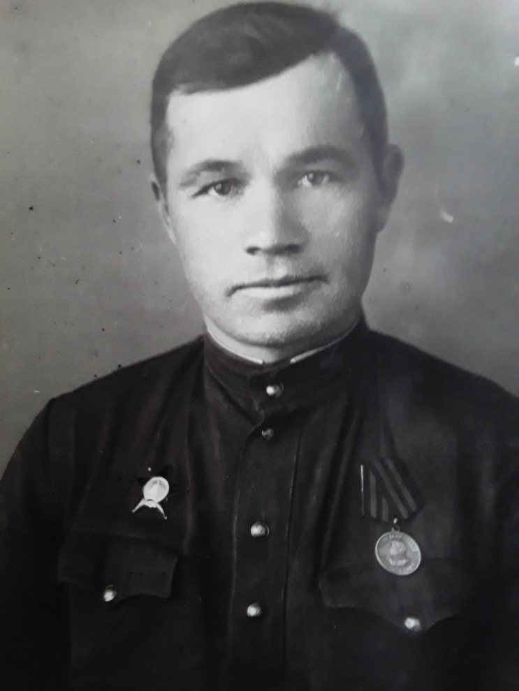 Рукосуев Михаил Михайлович 24.08.1915 — 04.11.1972 гг. Призван в 1937 году. Демобилизован в 1946 гг. 1 Укринский фронт. Был ранен, после госпиталя - 3 Украинский фронт. Ст.лейтенант. Орден Красной Звезды, медаль «За Победу над Германией». Фото Ольга Улько