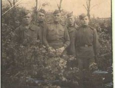 Бутин Алексей Васильевич. Ефрейтор. Победные фотографии из Берлина 1945 года. Алексей Васильевич в центре фото.
