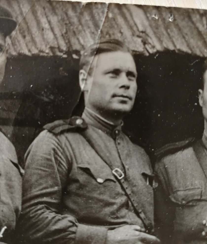 Охотников Тимофей Васильевич (1812 – 1945). Участник Великой Отечественной войны с 6.07.1941 г. по 1945 г., водитель, старшина 16-ой Гвардейской стрелковой дивизии. Пропал без вести в мае 1945 г. в  Берлине. Фото прислала Варвара Рукавишникова