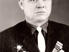 Клименок Александр Никитович, призван в 1940 году. Войну закончил в Берлине. Воевал в разведке, политрук роты, коммунист. Кавалер трех орденов Красной Звезды, ордена Отечественной войны 1 ст, «За отвагу». Был четырежды ранен.