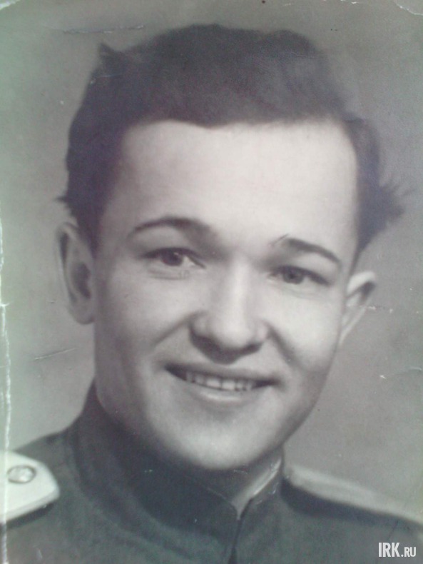 Попов Григорий Игнатьевич (1922-1962). Призван в 1942 г. Последнее место службы 24.04.1948 г. г. Веймар Германия. Звание мл. лейтенант. Это фото сделано в Германии г.Веймар, 1946 год.