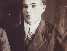 Дмитрий Артюхов, сержант, командир 3-ей стр.роты, 981 стр.полка, 253-ей стр.Калинковичской дивизии. Погиб в бою за высоту Безымянную 22 июня 1944 г. у д. Ваготино. Орден ВОВ 2-ой ст. (посмертно), Орден Красной звезды, «За отвагу», «За боевые заслуги».