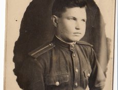 Сутырин Георгий Иванович. Призван в 1942. Воевал на Ленинградском, Волховском, 3-м Прибалтийском фронтах. Закончил войну в Кенигсберге в составе 3-го Белорусского фронта. Был ранен, выжил. Орден Красной звезды, после взятия Кенигсберга. Фото И.Сутыриной