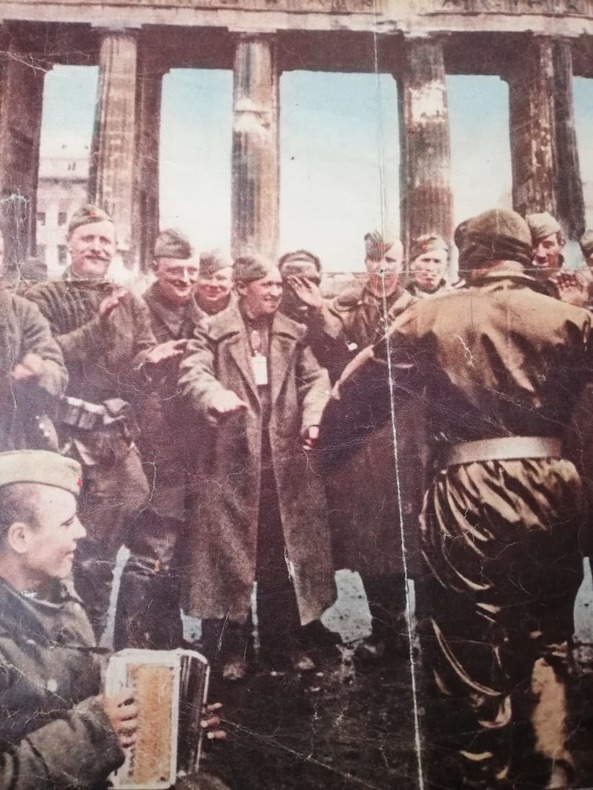 «Победа!» 1945 год. Слева в верхнем ряду - Туров Иван Семенович. Бранденбургские ворота. Фото прислала Татьяна Гольцова