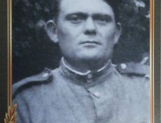 Дубровский Василий Дмитриевич (1908). На фронте с 1941 г., командир одной из минометных батарей. Освобождал Ленинград, Псков, Лугу, Нарву. В 1942 г. ранен осколками. Победу встретил в г. Дойчлава. «За отвагу», «За победу над Германией», «Орден ВОВ II ст».