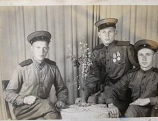 Дошёл до Берлина. При наступлении фашистов разрушали железную дорогу. Награждён медалью за «Оборону Кавказа», «За Освобождение Варшавы», орденом Отечественной войны II степени, «За взятие Берлина».