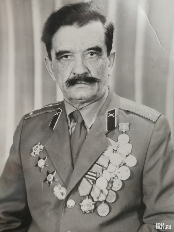 Кравченко Иван Андреевич, родился в 1921 году. В 1940 году был призван в армию. Учился в Академии, в 1943 ушёл на войну. В августе 1945 года демобилизован в звании капитана. Умер 23 ноября 1987 года