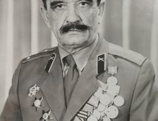 Кравченко Иван Андреевич, родился в 1921 году. В 1940 году был призван в армию. Учился в Академии, в 1943 ушёл на войну. В августе 1945 года демобилизован в звании капитана. Умер 23 ноября 1987 года