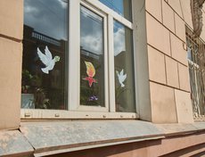 Впрочем, оживление наблюдалось только у мемориала «Вечный огонь». На улицах Иркутска 9 мая достаточно пусто, о празднике напоминают лишь украшенные окна.