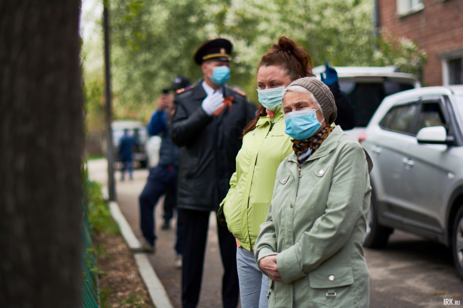 Послушать концерт собрались жители дома.