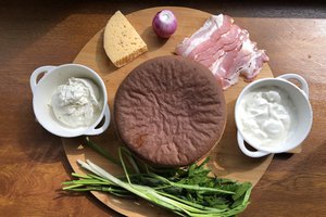 Хлебная чаша с сырным соусом.