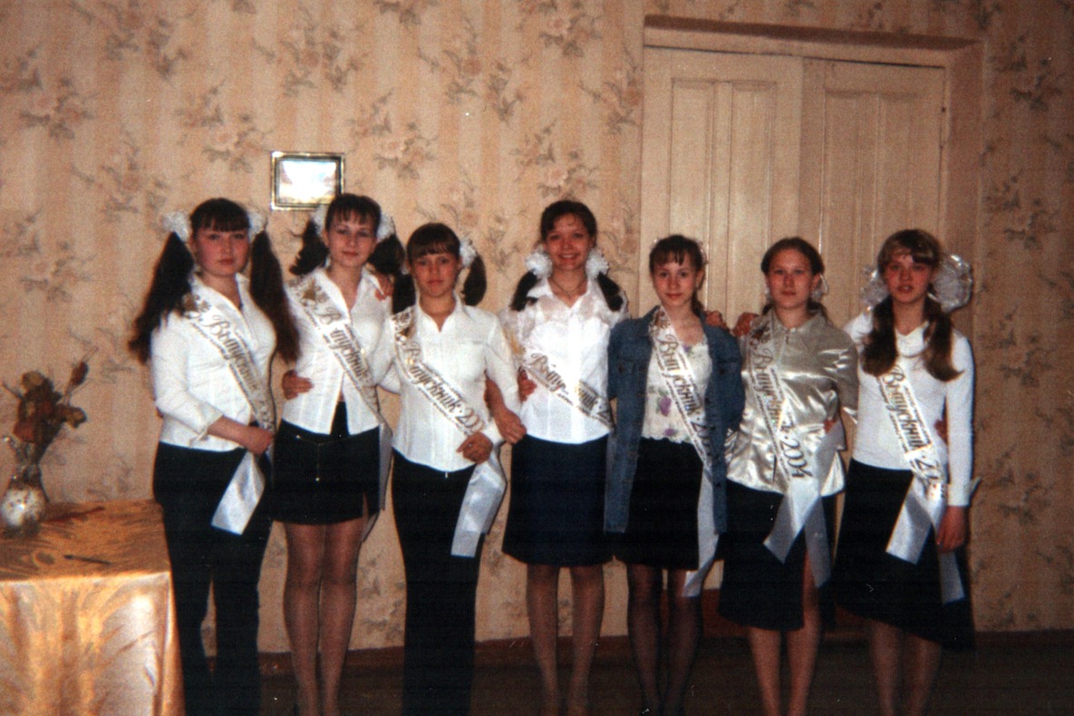 Выпуск 2004. Иркутск, школа-интернат музыкантских воспитанников. На фото Ольга Красовская с одноклассницами.
