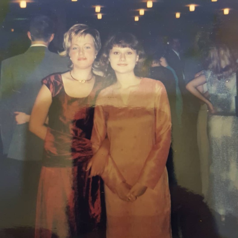 Выпуск 2002. Иркутск, школа №23, 11 «Б». На фото Ольга Трошева с одноклассницей.