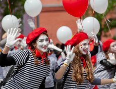 2019 год был объявлен Годом театра. Это нашло отражение в костюмах участников.