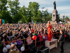 2019 год: на площади у памятника Александру Третьему выступила Татьяна Овсиенко.