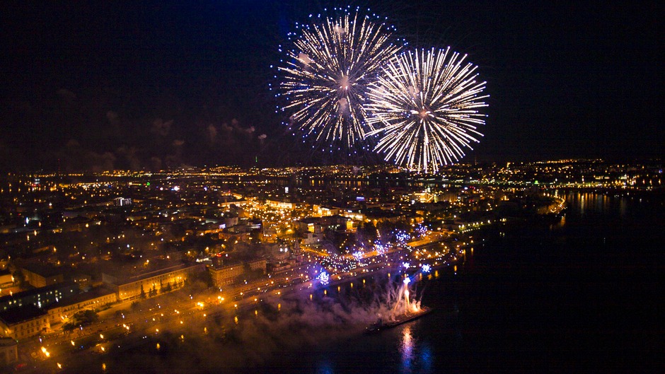 Фейерверк на День города в 2015 году. Фото предоставил Алексей, aero-cam.ru.