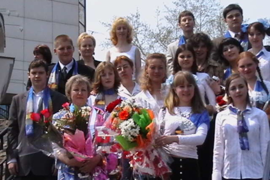 Выпуск 2006. Иркутск, лицей РЖД, 11 «В». На фото Михаил Медведев с одноклассниками.
