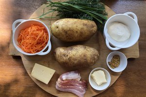 Картофель с начинкой и курица в соусе терияки.