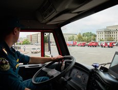 После почетного круга вокруг сквера Кирова машины вернулись на площадь графа Сперанского.