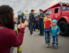 После завершения автопробега на фоне машин могли сфотографироваться все желающие.