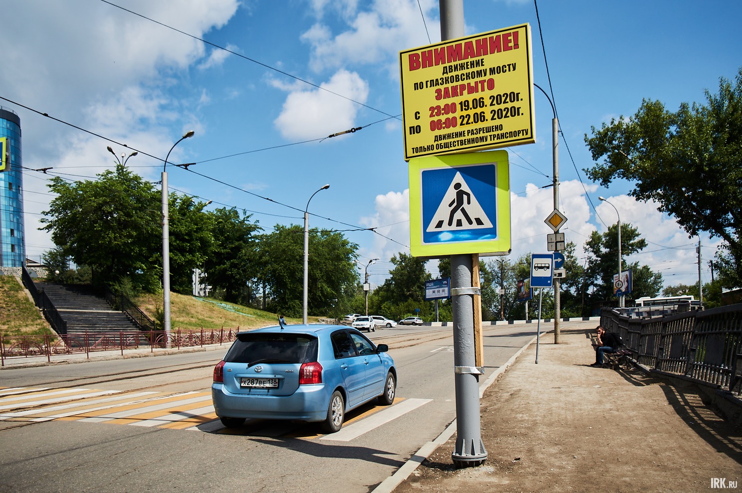 В Иркутске приступили к ремонту Глазковского моста. Для водителей установили предупреждающие знаки.