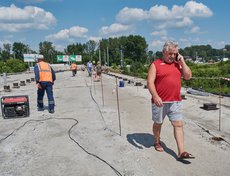 Пешеходную зону огородили лентами.