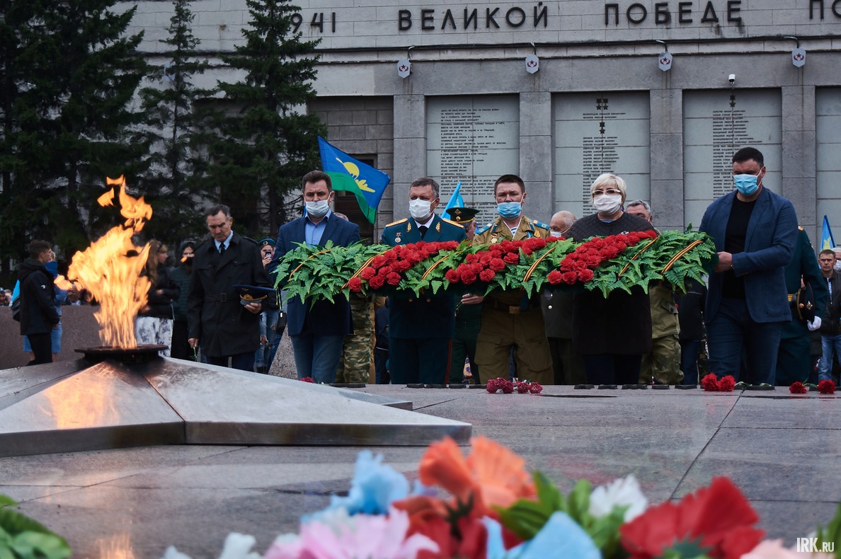 Участники митинга возложили цветы к мемориалу «Вечный огонь Славы».