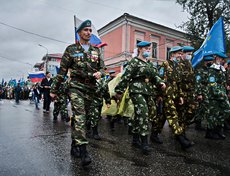 Участники митинга торжественной колонной прошли до памятника ветеранам-десантникам на бульваре Гагарина.