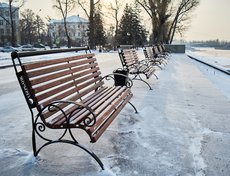 Теперь эти скамейки будут пустовать до самой весны.