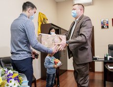В награждении семьи принял участие первый заместитель главы Марковского МО Денис Чуб