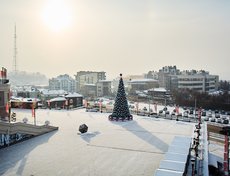 Но, конечно же, приближение Нового года чувствуется уже во всем городе. Первыми ёлки установили торгово-развлекательные центры.