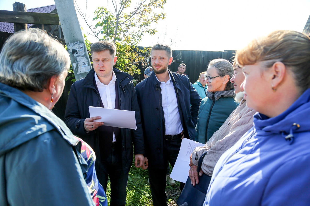 Спикер думы Евгений Стекачев и вице-мэр Дмитрий Ружников обсудили с жителями СНТ «Черемушки» вопрос необходимости запуска школьного автобуса