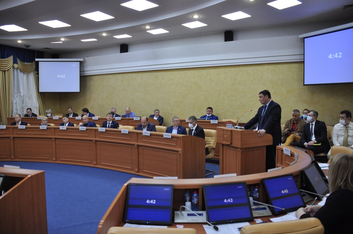 Руслан Болотов представляет депутатам свою программу развития Иркутска во время рассмотрения кандидатов на должность мэра