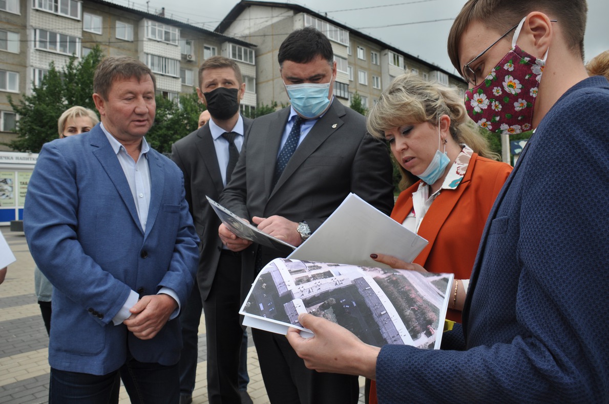 Проблемы микрорайона Топкинского и предместья Радищева озвучил депутат Юрий Коренев на выездном совещании с мэром Русланом Болотовым, спикером думы Евгением Стекачевым и его заместителем Леонидом Усовым