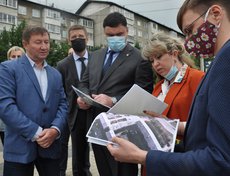 Проблемы микрорайона Топкинского и предместья Радищева озвучил депутат Юрий Коренев на выездном совещании с мэром Русланом Болотовым, спикером думы Евгением Стекачевым и его заместителем Леонидом Усовым