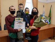 Победителями в номинации «Молодая семья» стала семья Ежиковых их Оёкского МО