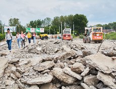 2 июля 2020 года закрыли проезд по Ушаковскому мосту. Это создало перманентную пробку на объездных дорогах. Мост можно было перейти пешком, но осторожно — пешеходную дорожку сделали не сразу.