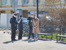 На улицах дежурили наряды полиции, призывающие граждан носить маски.