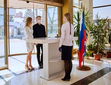 С 1 июня 2020 года загс возобновил регистрации браков. Обменяться кольцами можно было на входе и без гостей.