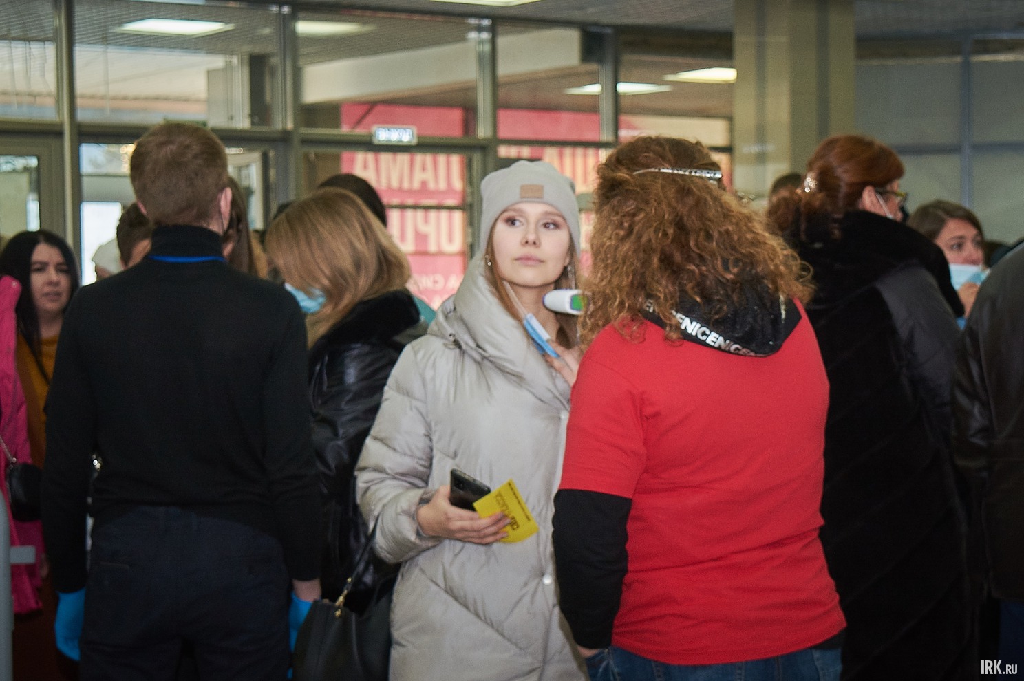 На входе у гостей проверяли температуру