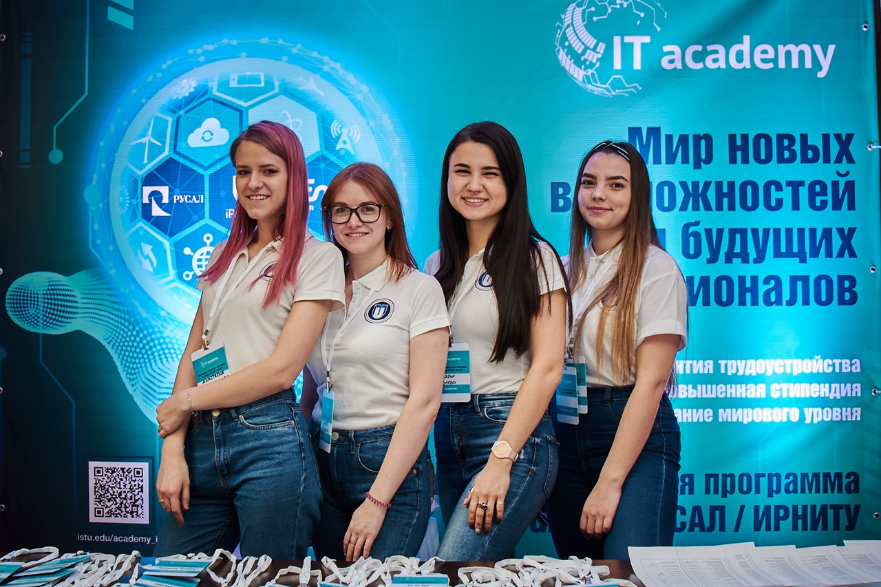 30 марта 2021 в Технопарке ИРНИТУ состоялась встреча студентов-участников первого этапа обучения «Академии IT» с представителями En+ Group.