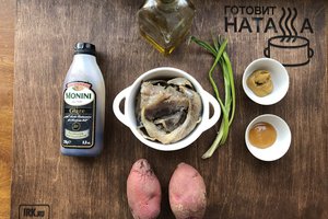 Мусс из селедки и раздавленный картофель.