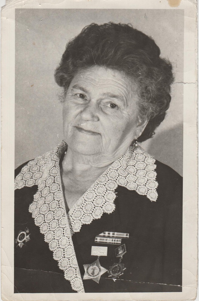 Лидия Алексеевна Мельгунова (Савина). В августе 1941 года добровольно вступила в Красную Армию. С мая 1942 года до конца войны прошла боевой путь в составе 239-й отдельной роты связи 283-й истребительной дивизии
