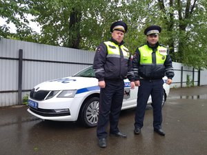 Инспекторы ГИБДД помогли ангарчанам, у которых сломалась машина на заснеженной трассе в Братском районе