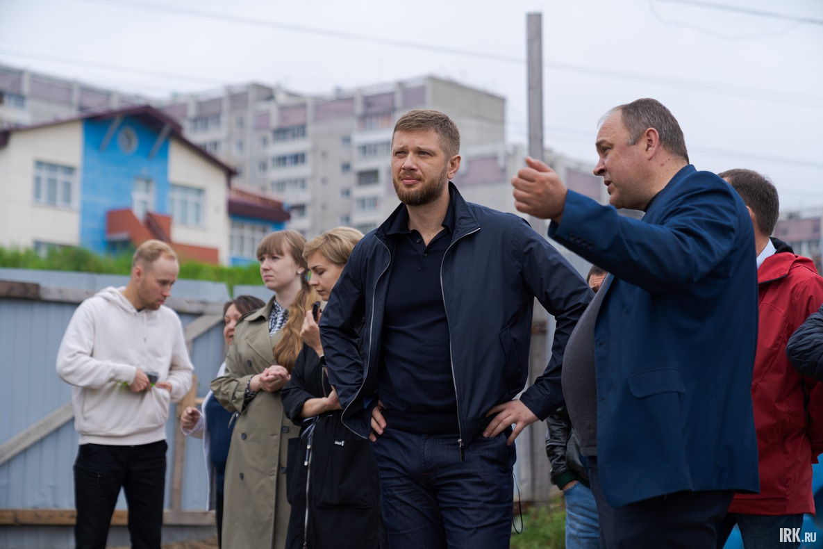 Председатель думы Иркутска Евгений Стекачёв с представителем подрядчика