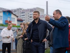 Председатель думы Иркутска Евгений Стекачёв с представителем подрядчика